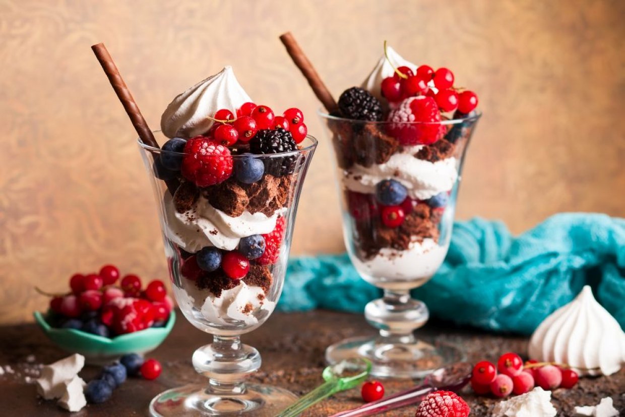 Новогодний трайфл со сливками и ягодами