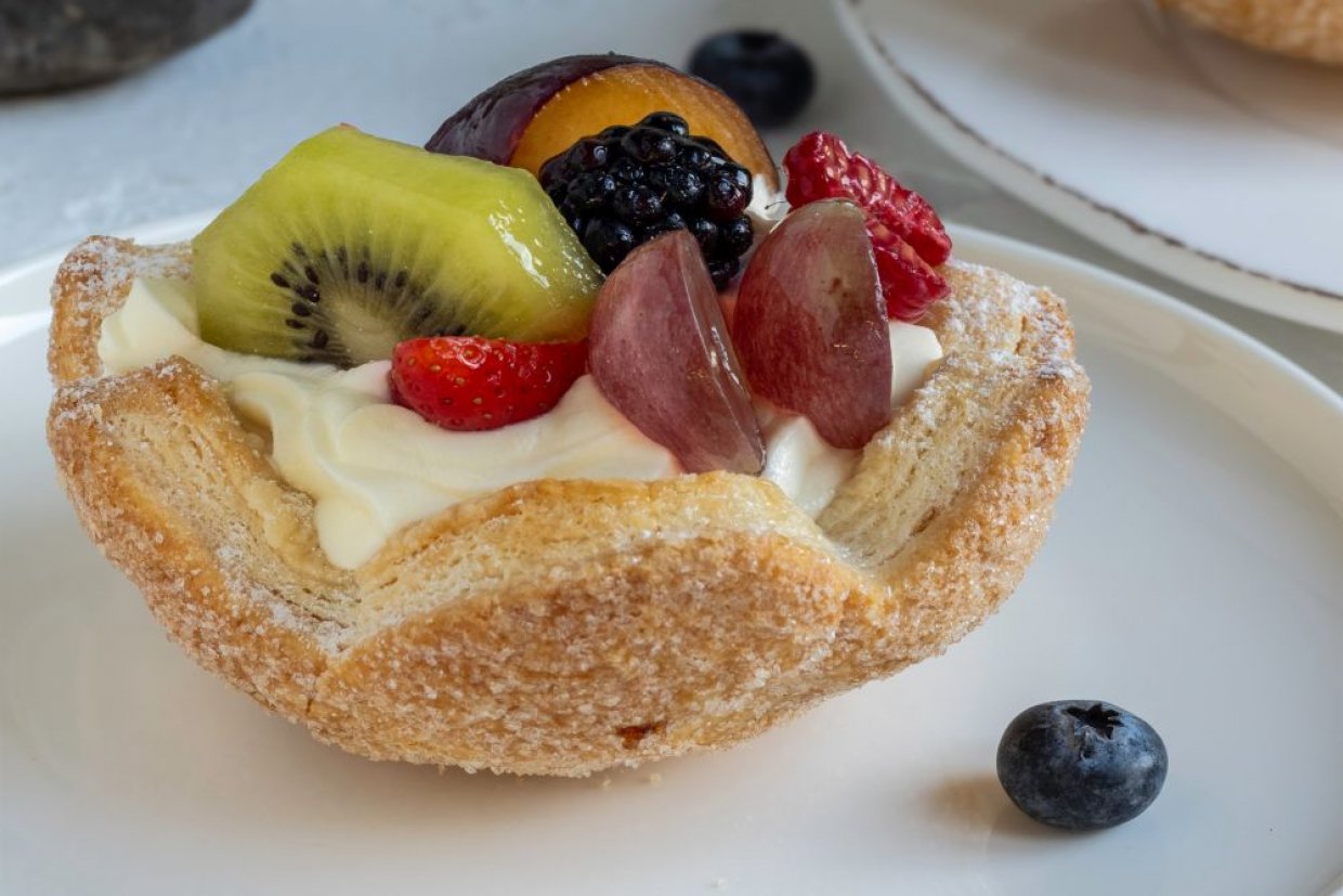 Праздничные слоеные корзиночки с кремом и фруктами