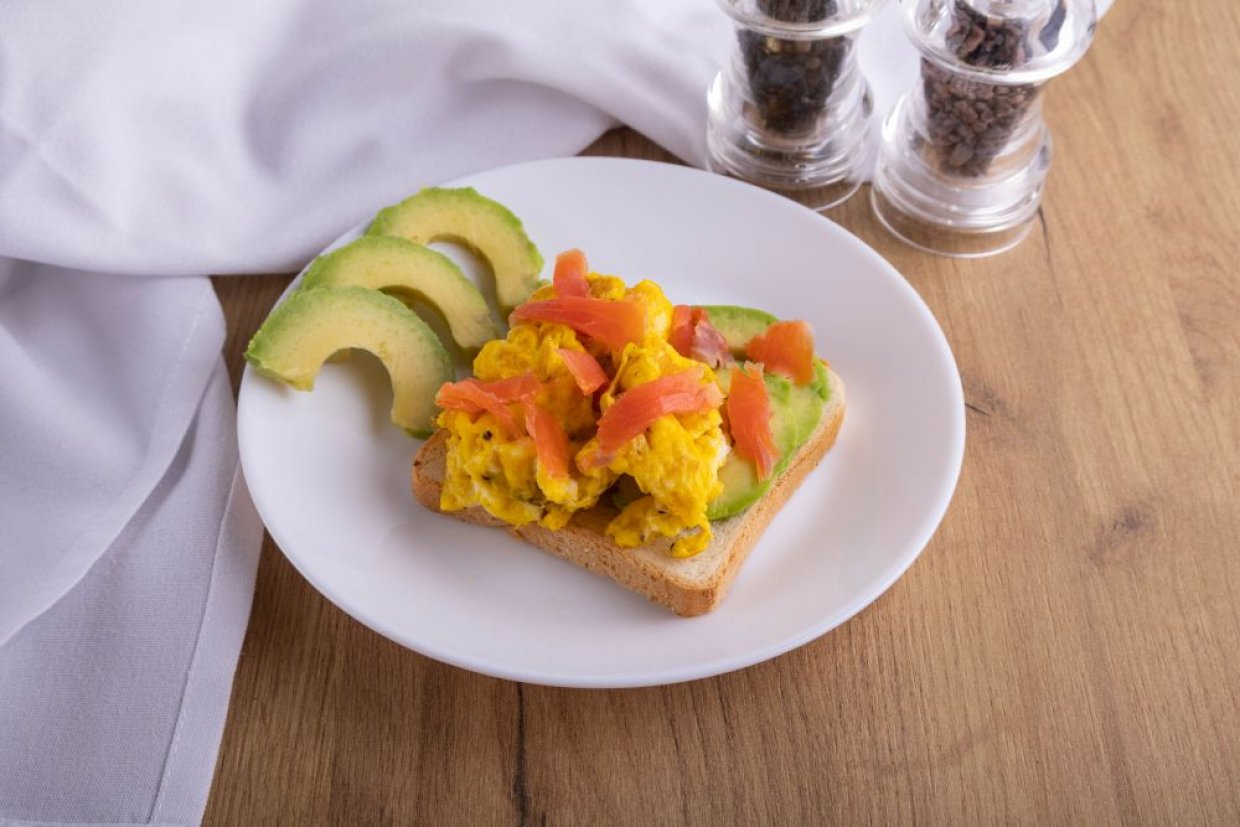 Скрэмбл с семгой и авокадо