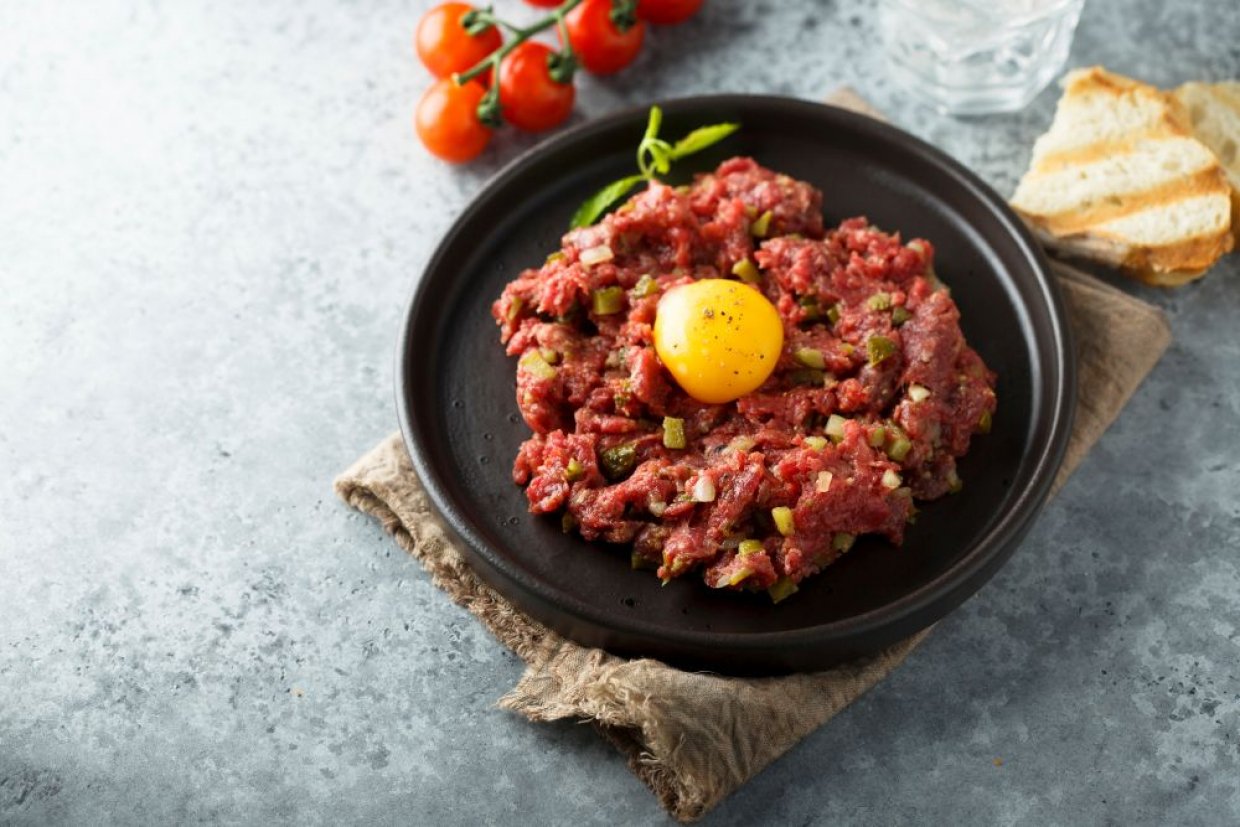 Тартар из говядины с каперсами