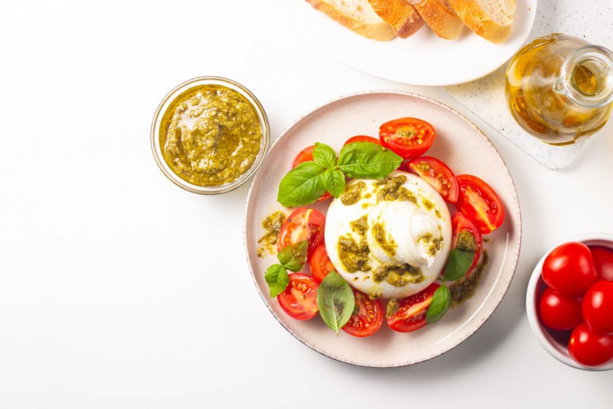 Буррата с томатами черри