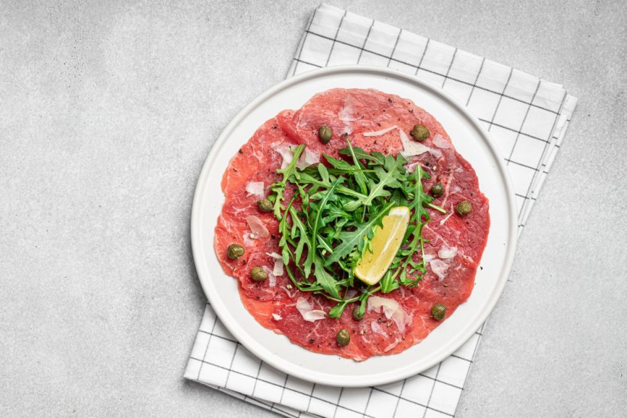 Карпаччо из говядины с рукколой