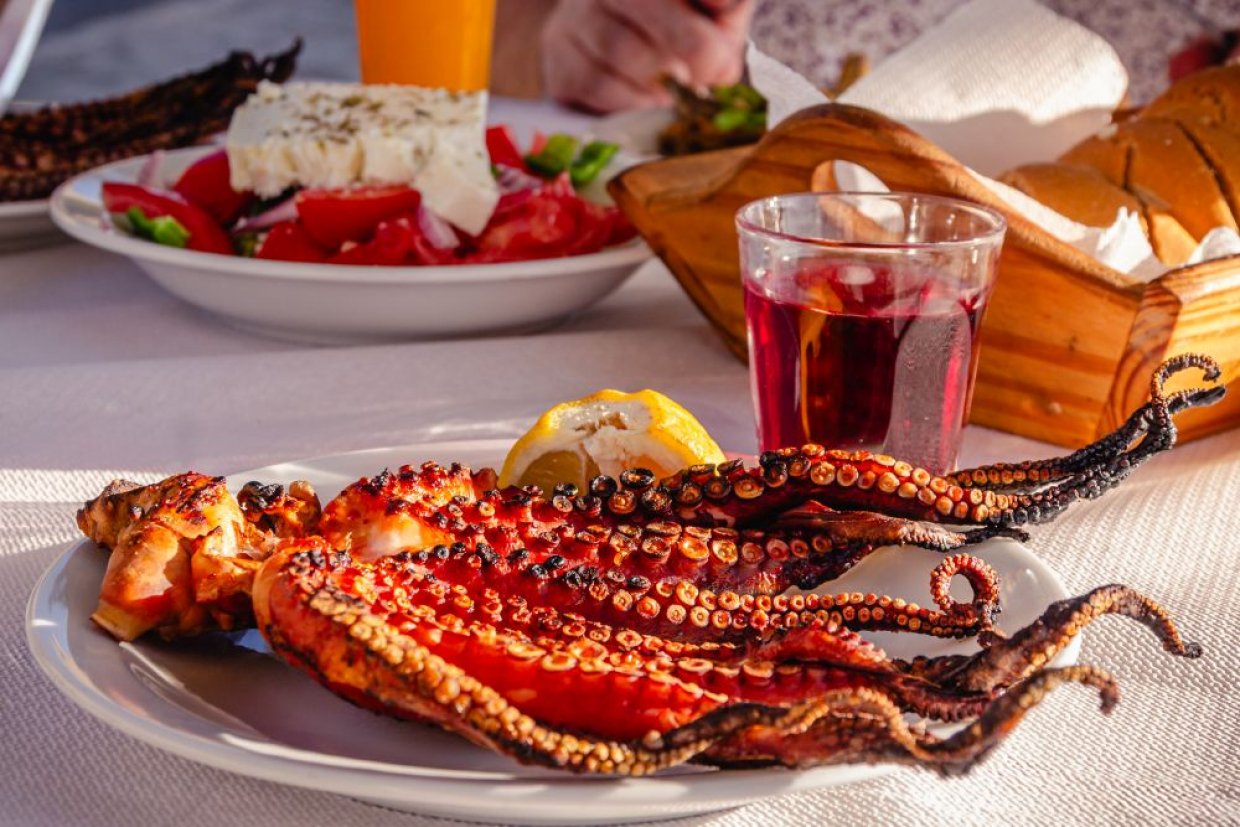 Осьминог на гриле с лимоном