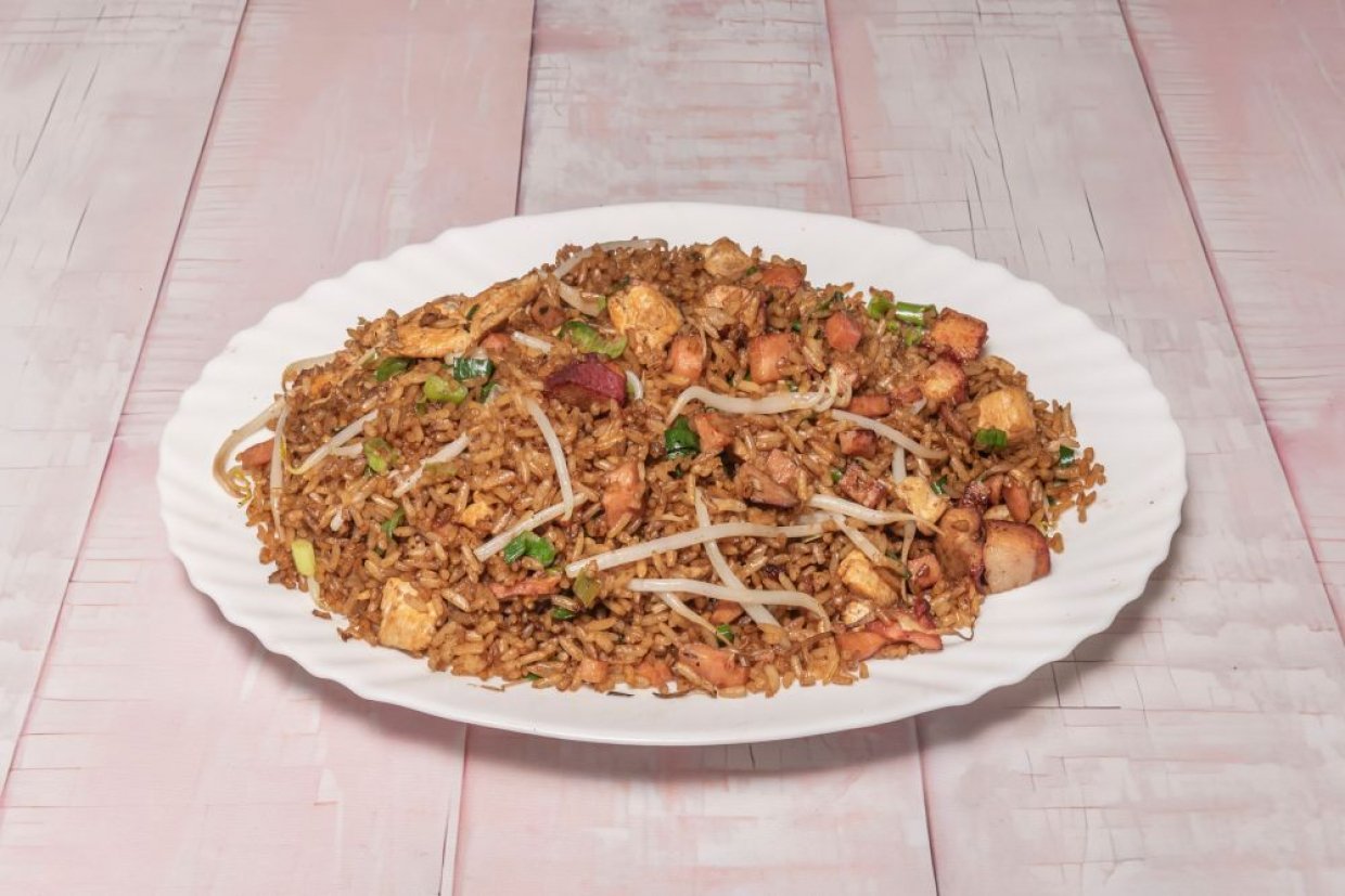 Жареный рис с кимчи и беконом