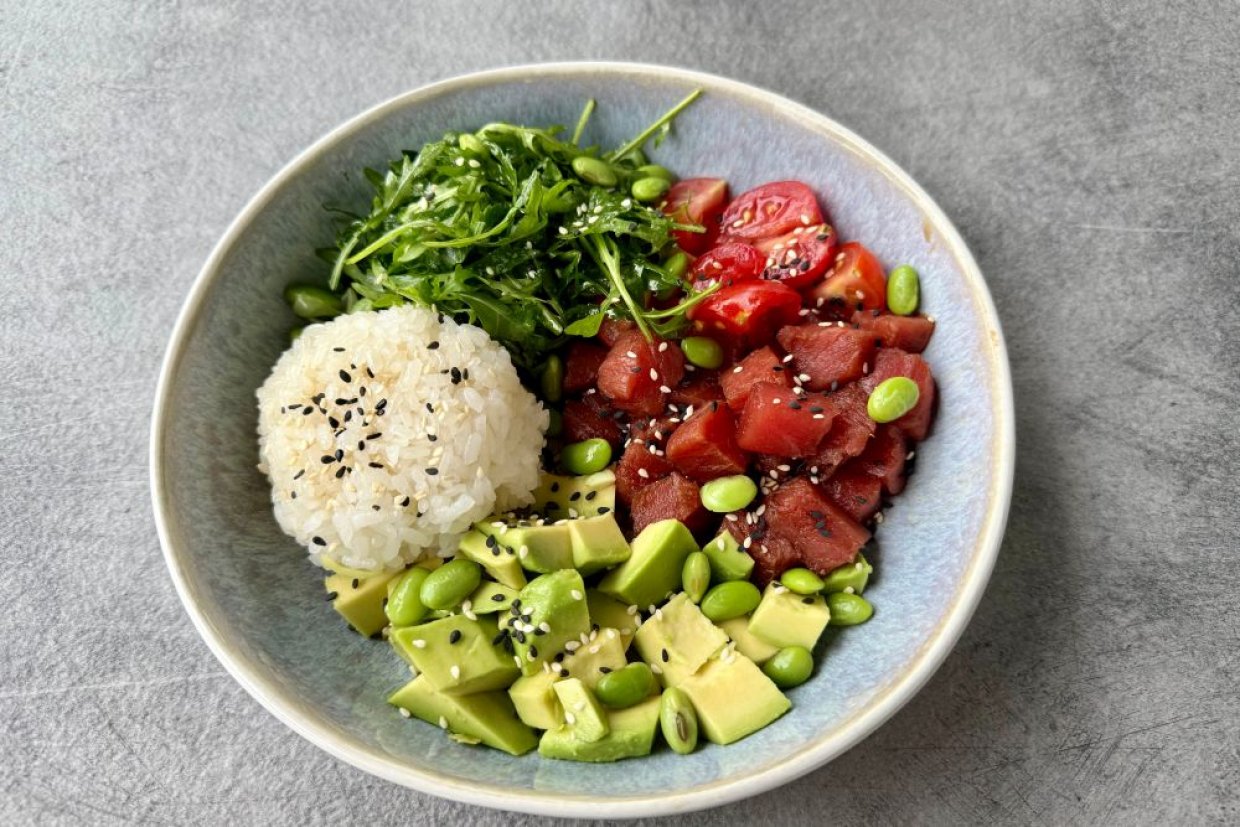 Поке-боул с тунцом и авокадо