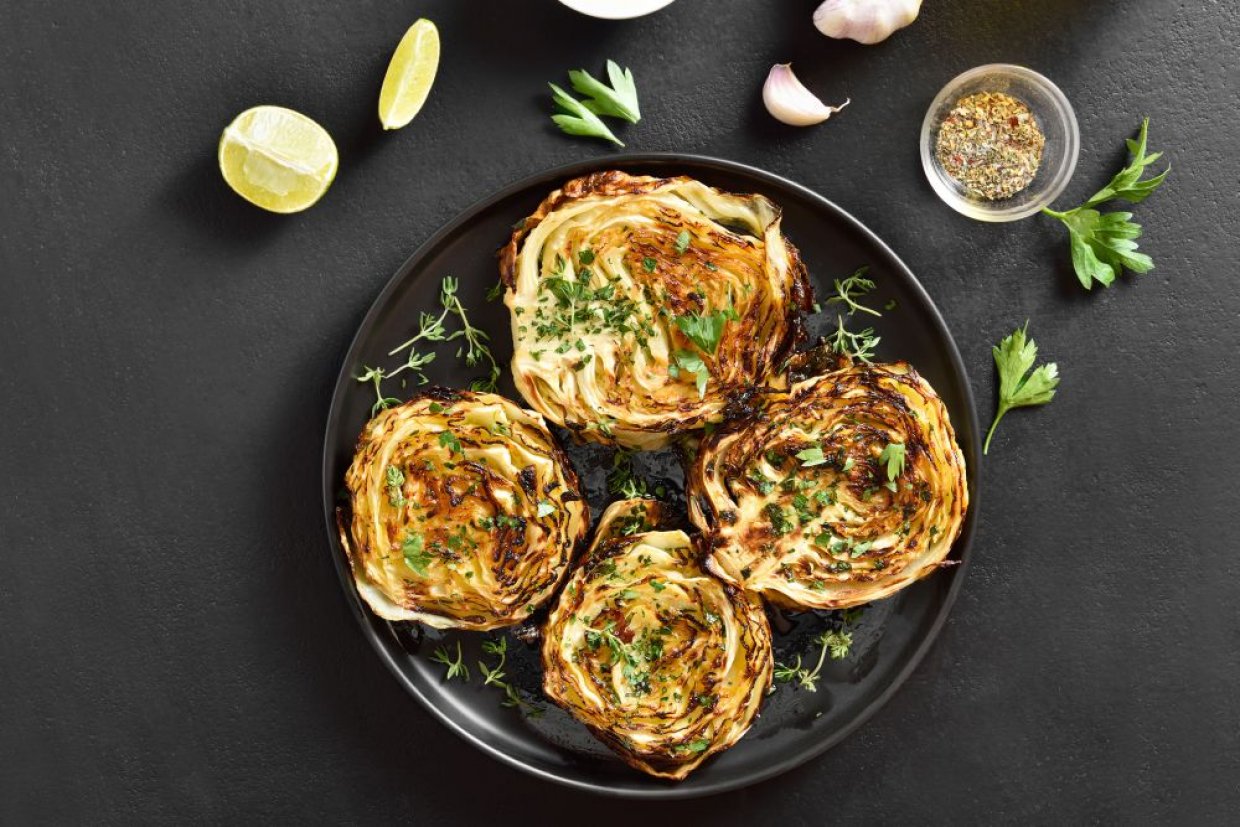 Запеченная капуста с чесноком и травами