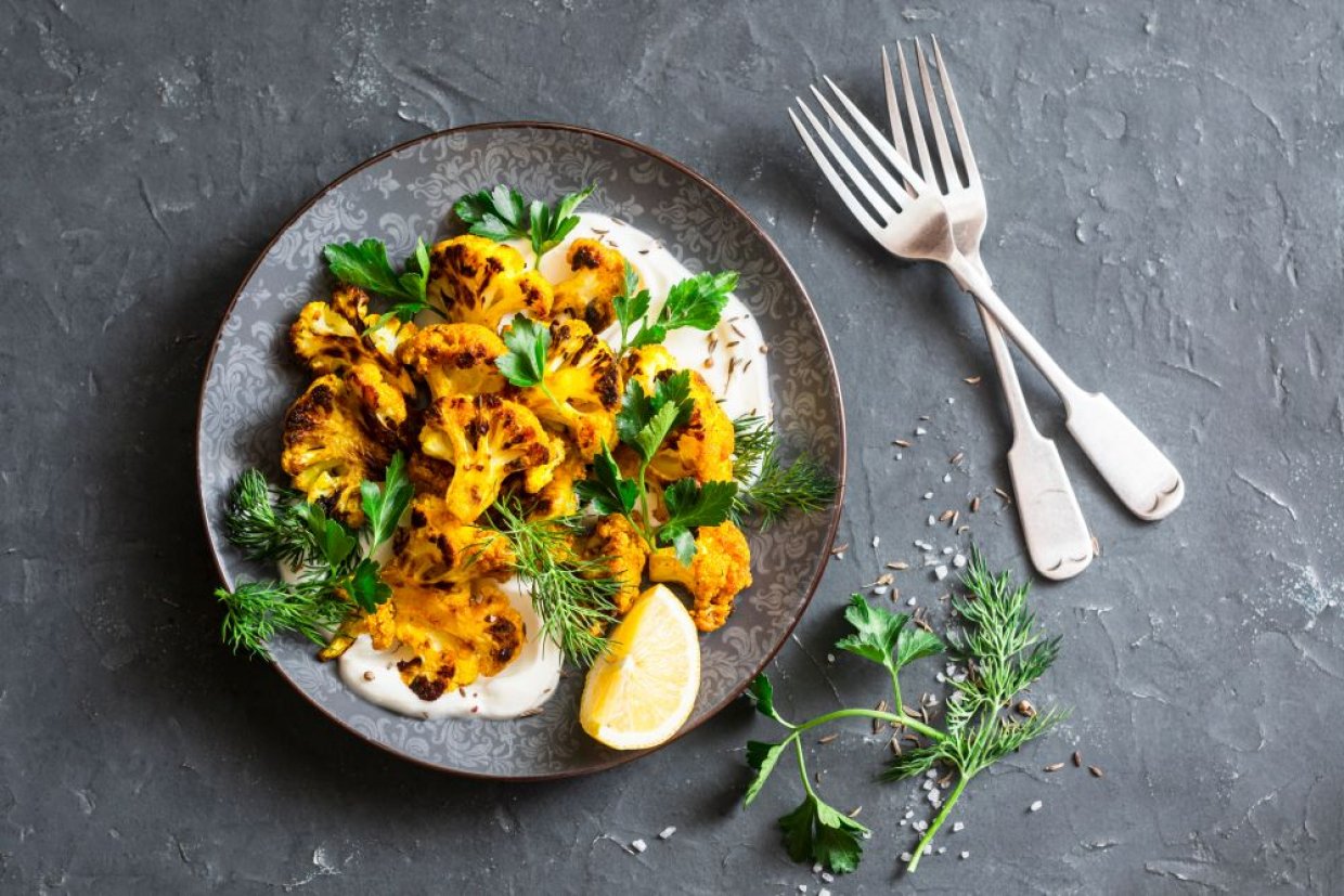 Цветная капуста с тахини и зеленью