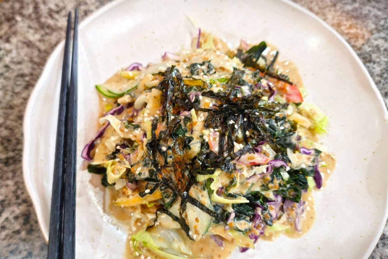 Салат с листьями нори и кунжутом