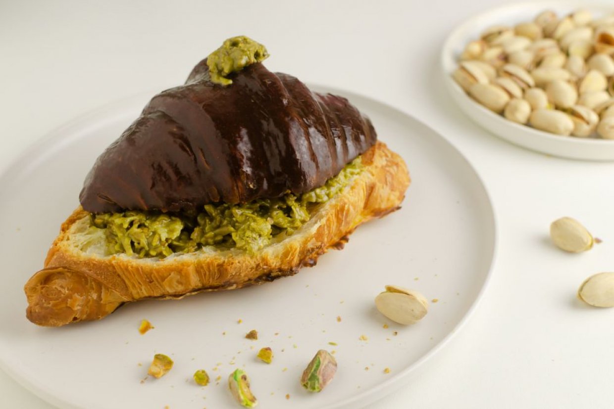 Круассан с фисташковым кремом и шоколадом