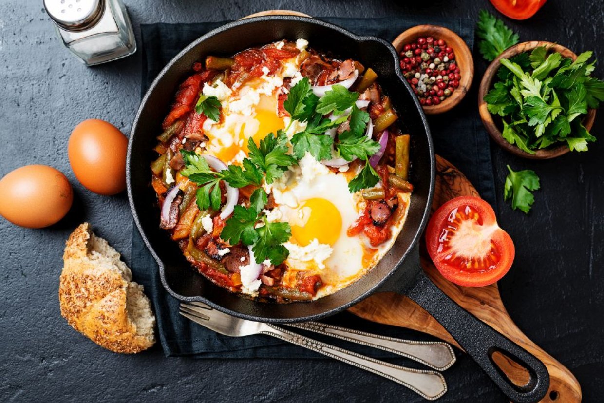 Шакшука с фетой и травами