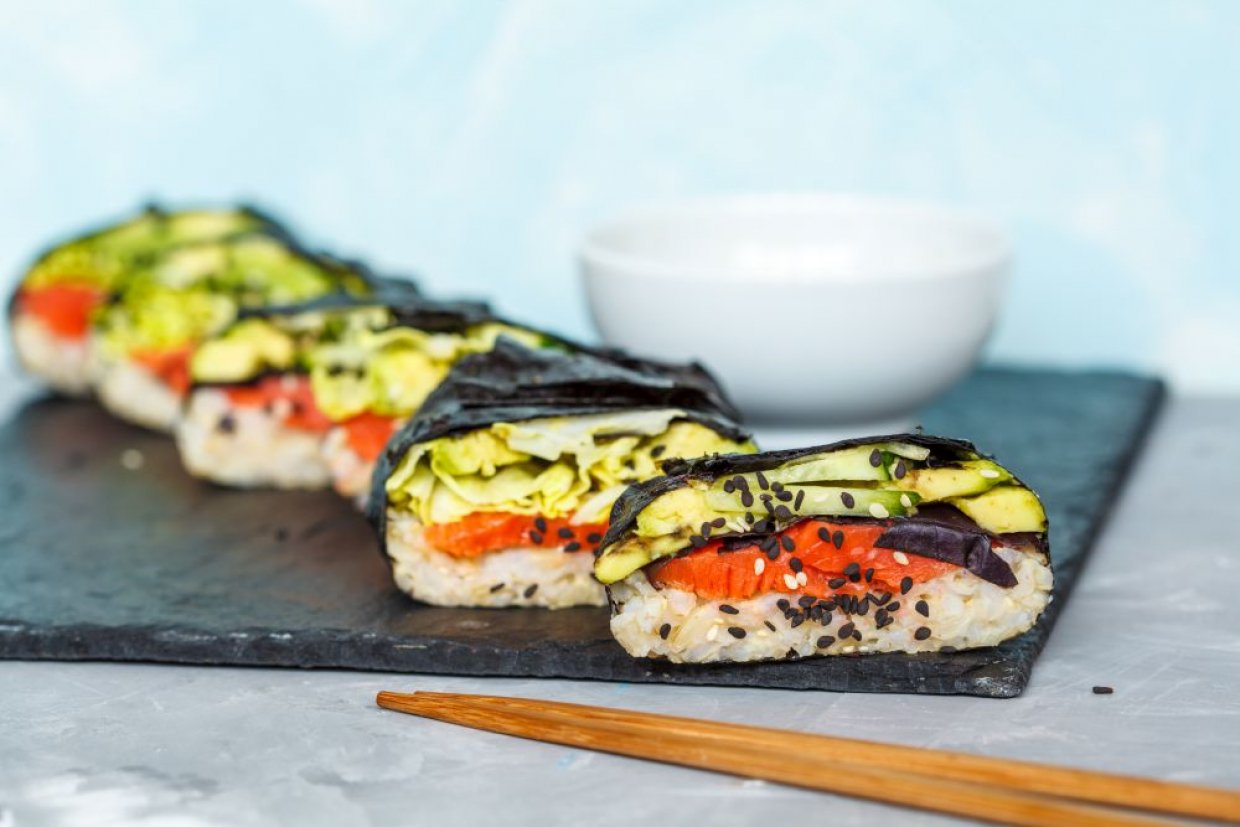 Онигирадзу сэндвич с лососем