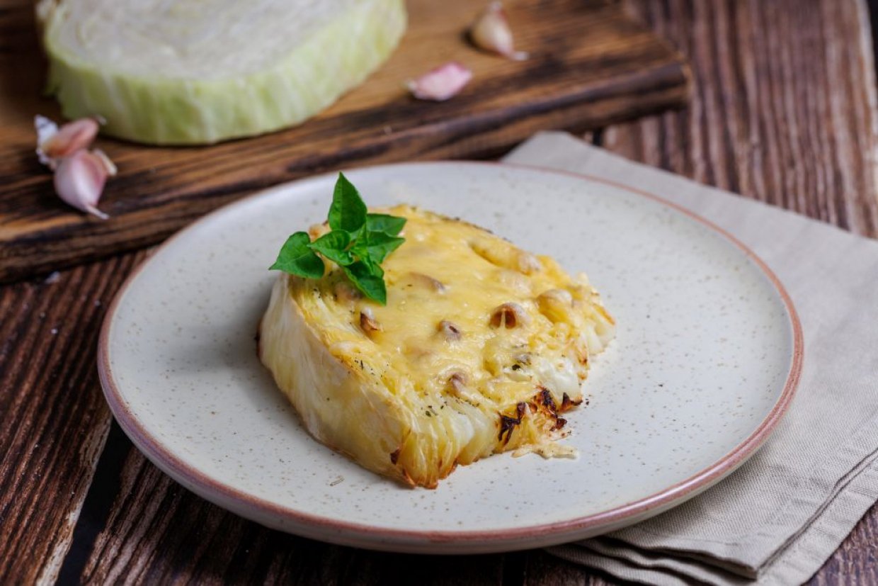 Стейки из молодой капусты с сырной корочкой