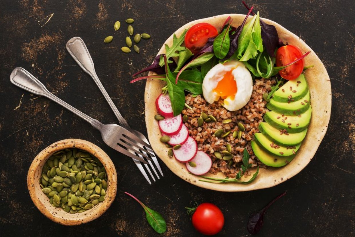 Греча-боул с авокадо и яйцом пашот