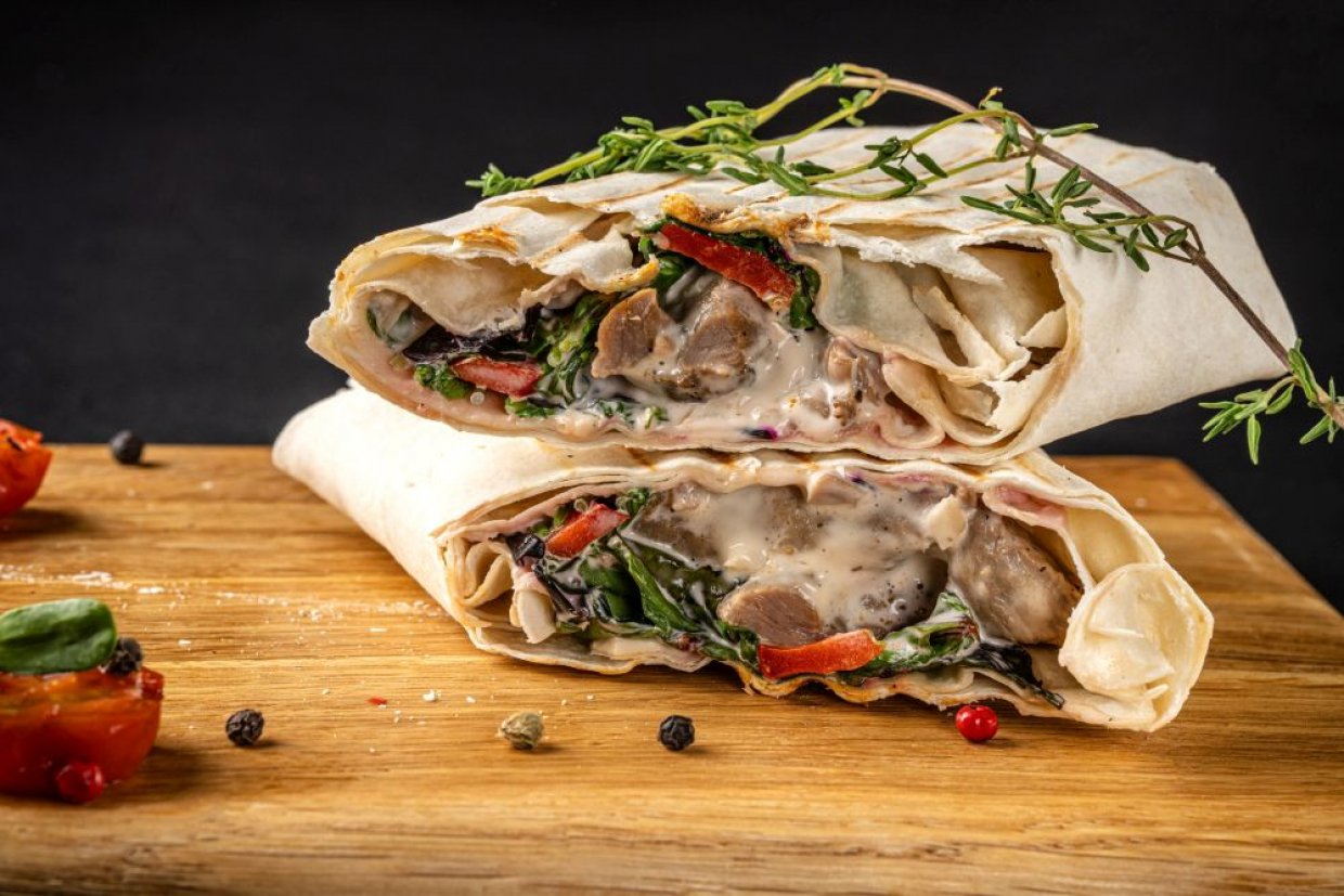 Домашняя ПП-шаурма с курицей и йогуртовым соусом