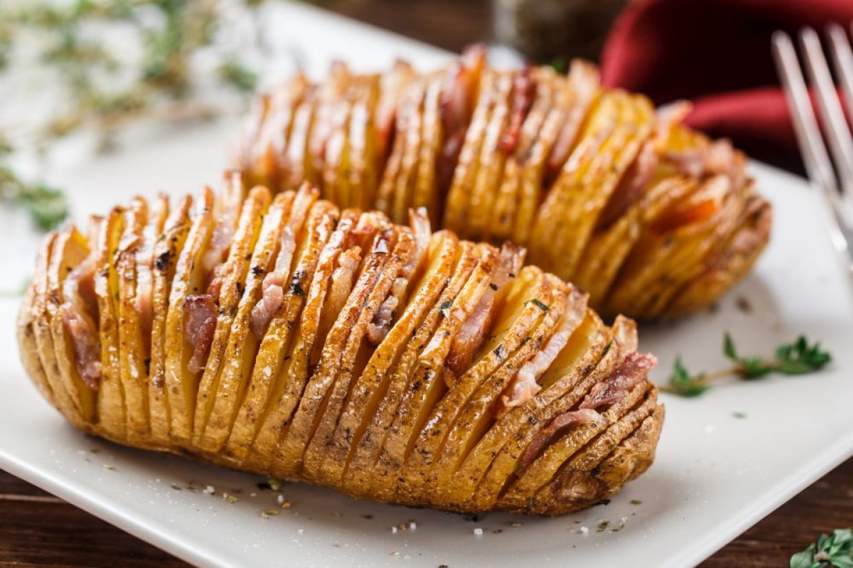 Картофель-гармошка с беконом и чесноком