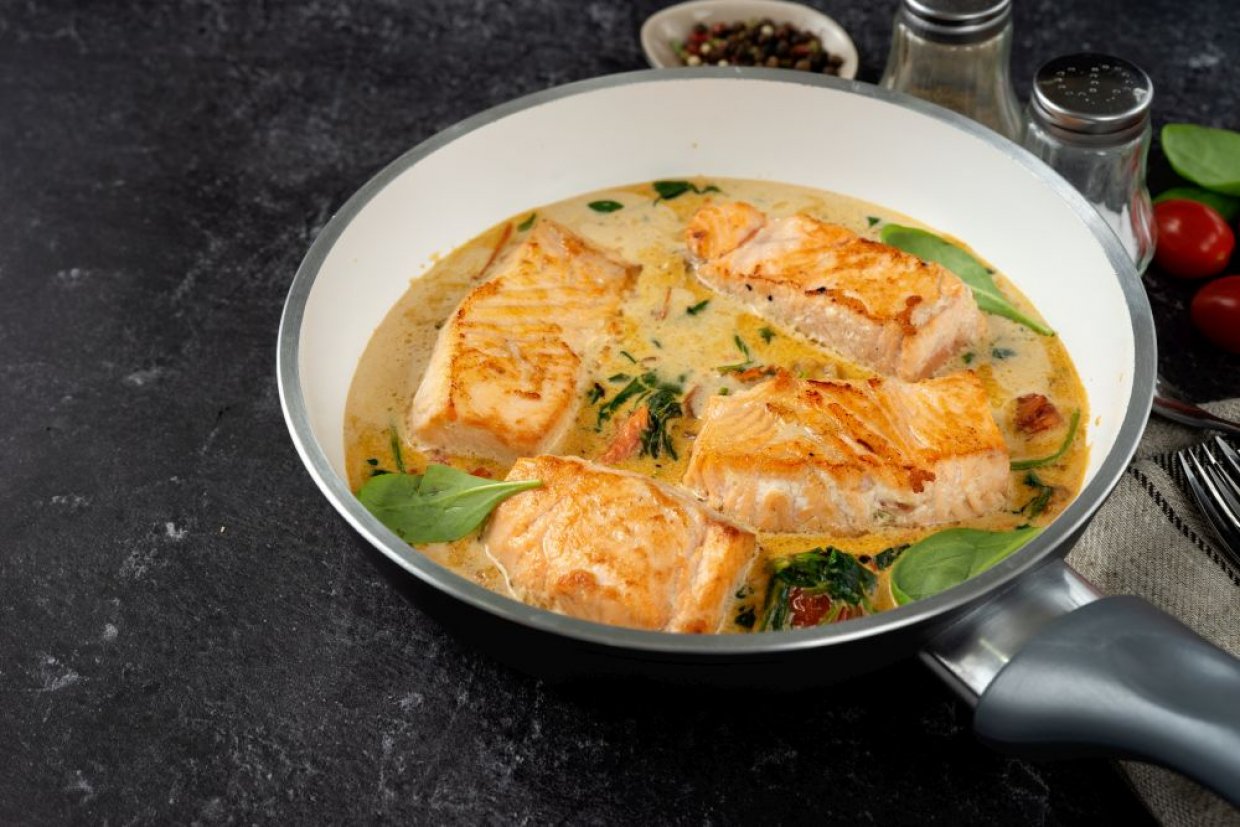 Стейк из красной рыбы в сливочно-чесночном соусе