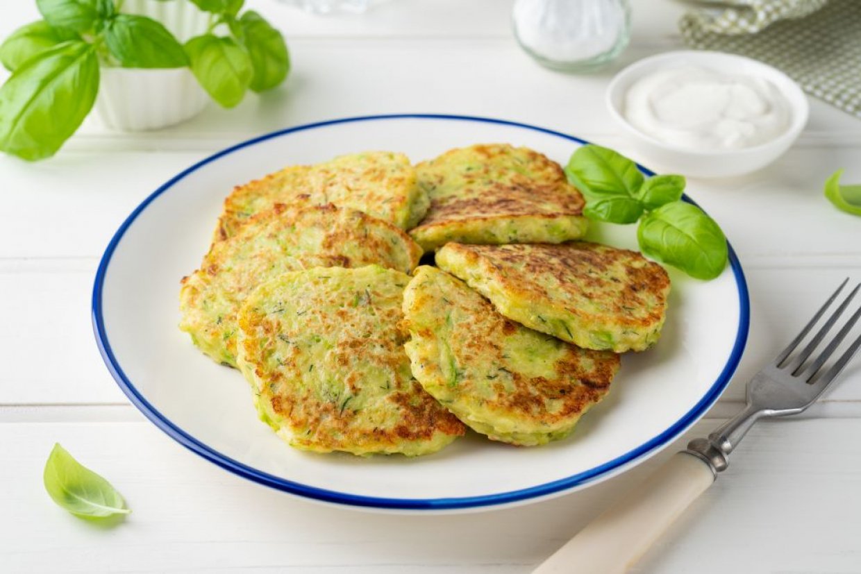 Кабачковые оладьи с сыром и зеленью