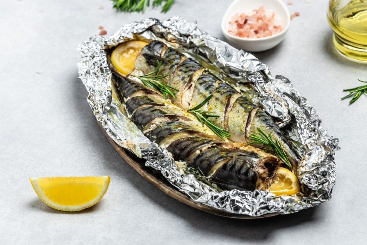 Запеченная скумбрия с лимоном и итальянскими травами
