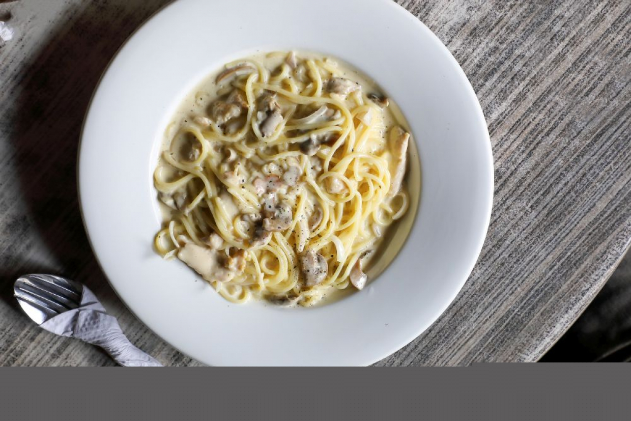 Паста с курицей и грибами в сливочном соусе