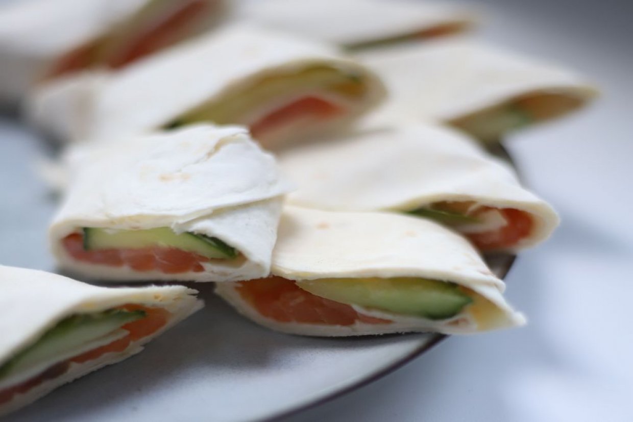 Рулет из лаваша с красной рыбой и огурцом