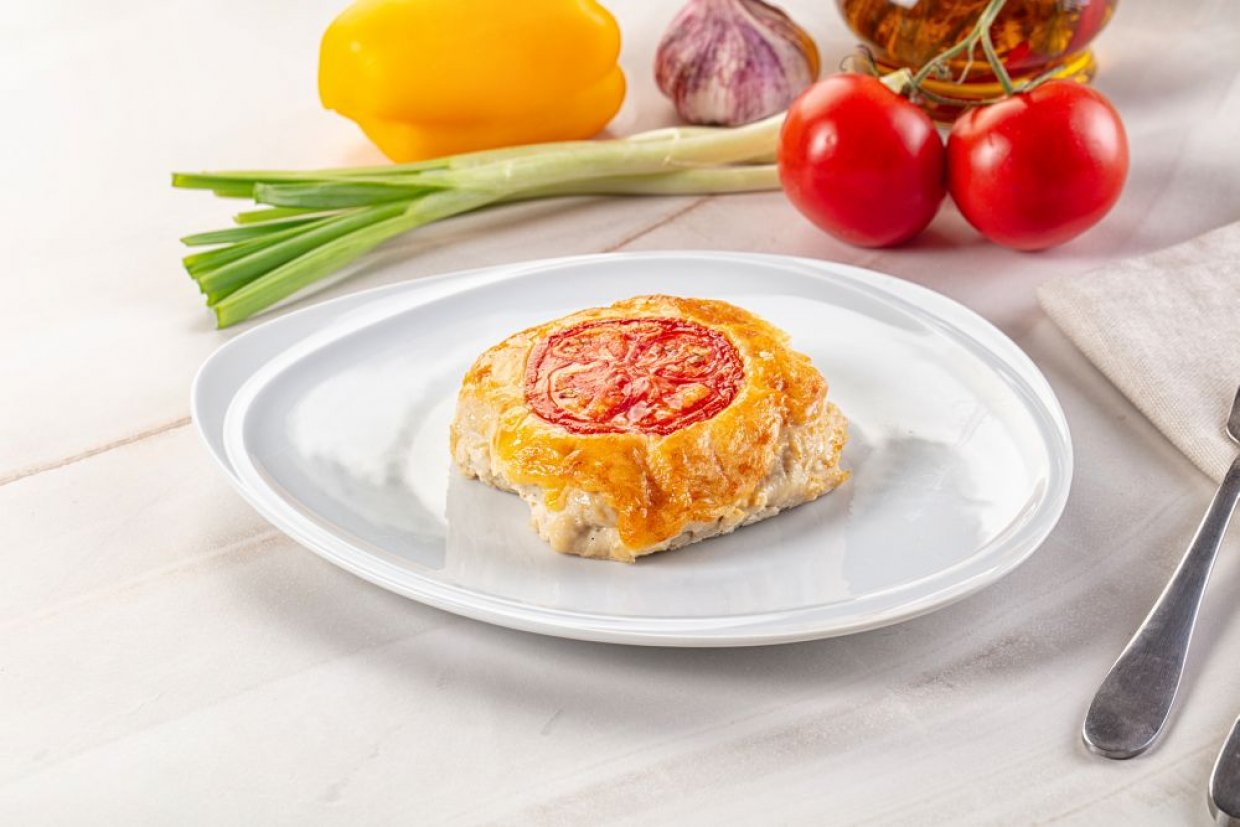 Мясные гнезда с сыром и помидорами в духовке