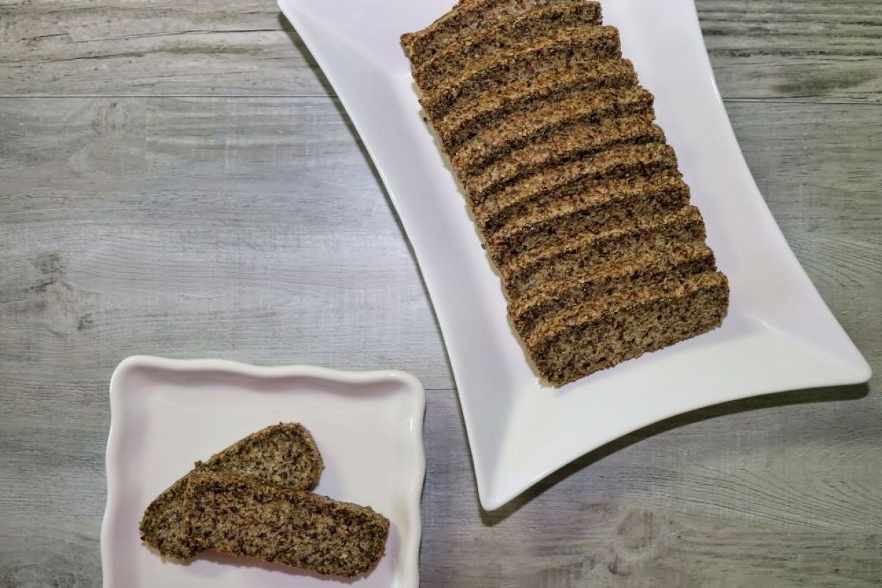 Кето-хлеб из миндальной муки с псиллиумом и семенами чиа