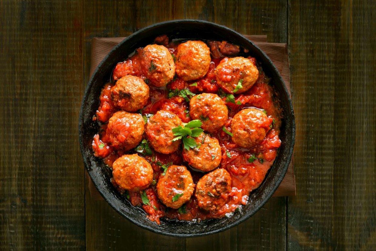 Постные котлеты из чечевицы и шампиньонов с томатной подливой