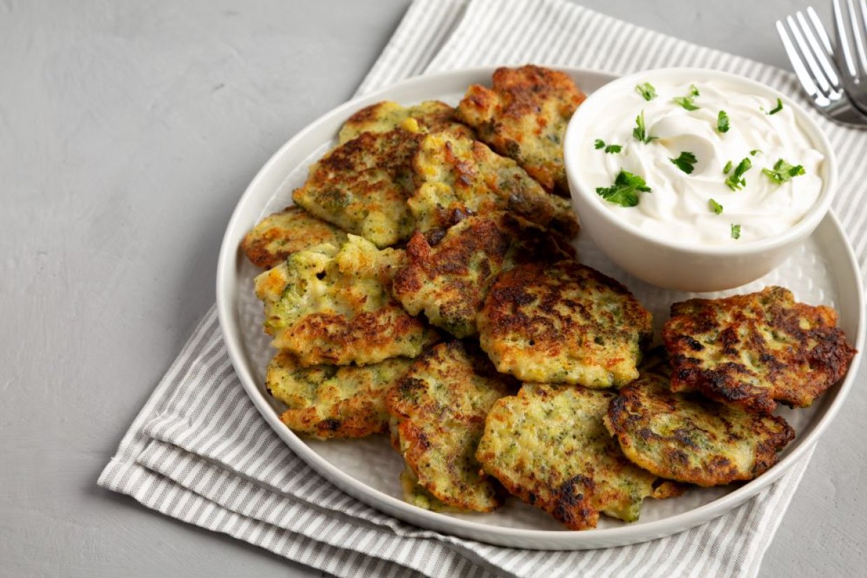 Оладьи из брокколи с сыром и йогуртовым соусом