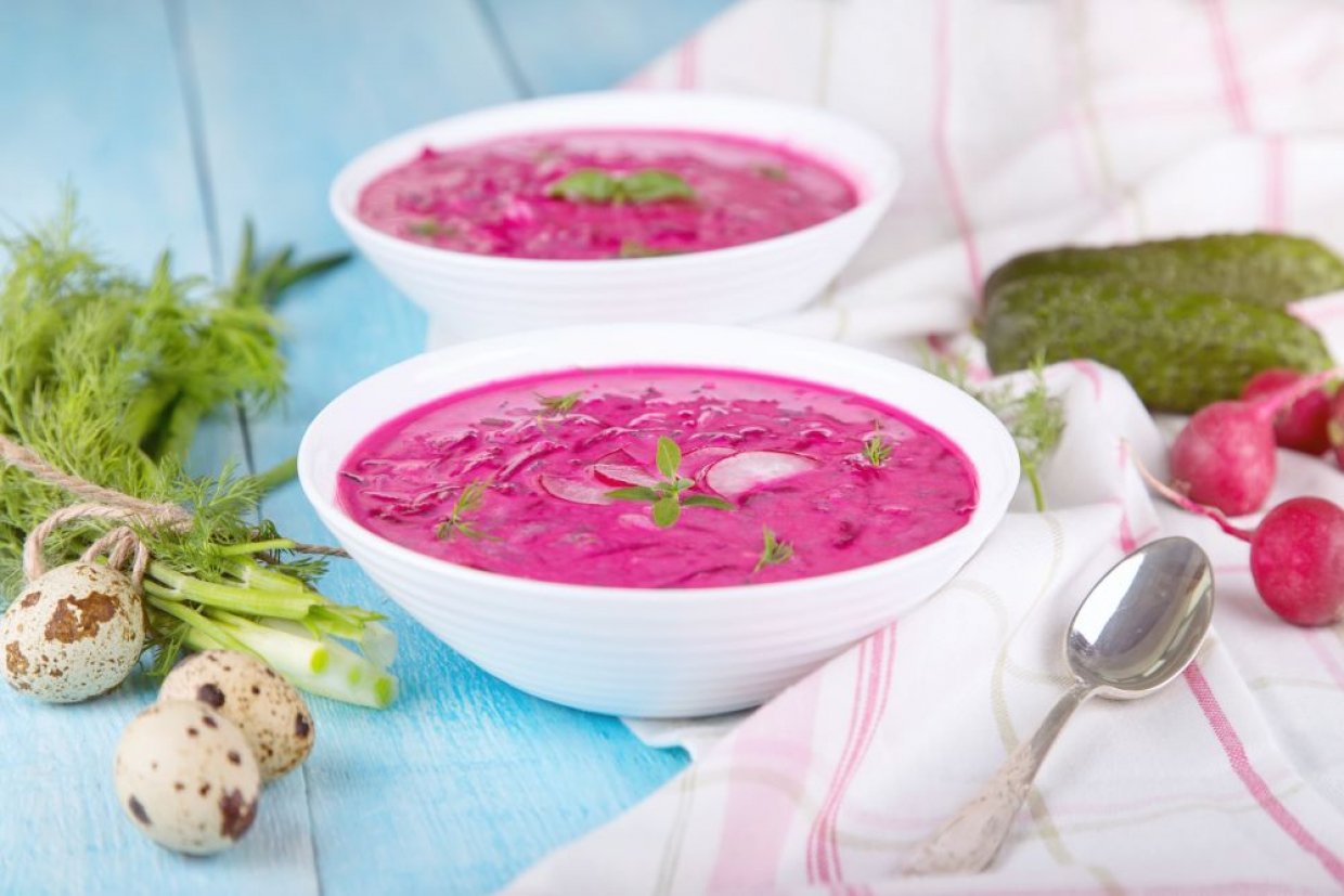 Холодник на кефире с редисом, перепелиными яйцами и раковыми шейками