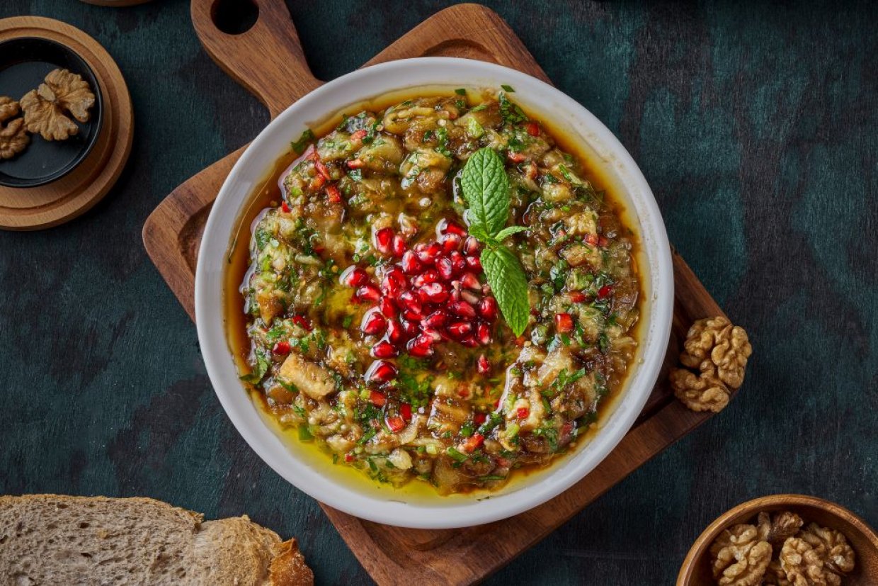 Закуска из печеных баклажанов с кинзой, зернами граната и соусом наршараб