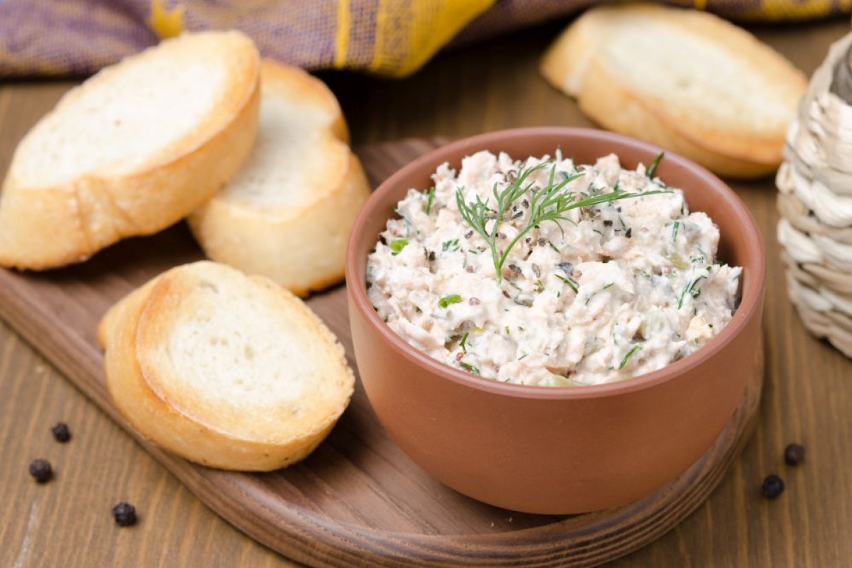 Рийет из лосося горячего копчения с каперсами и лимонной цедрой