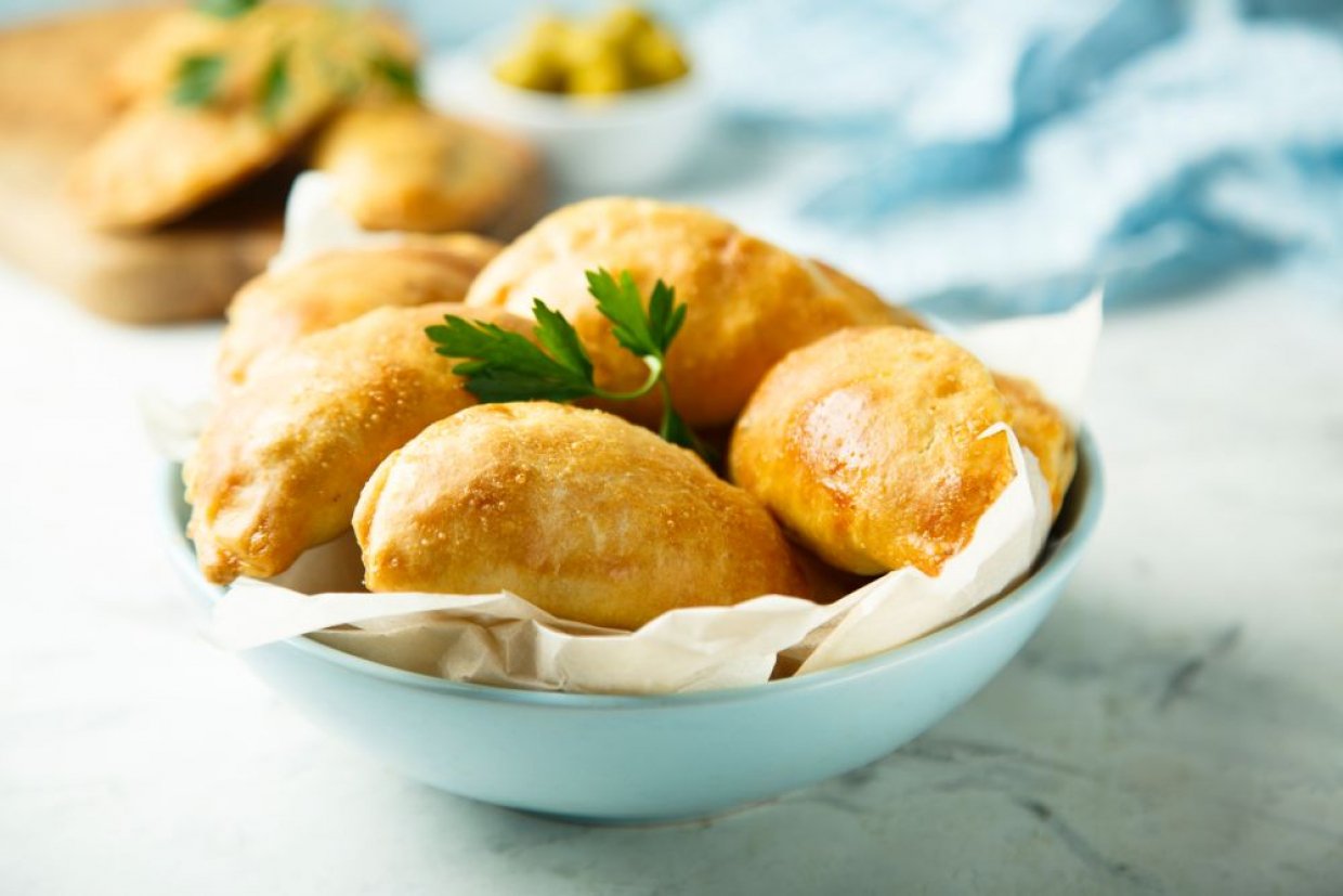 Мини-эмпанадас с рубленой говядиной, оливками и изюмом