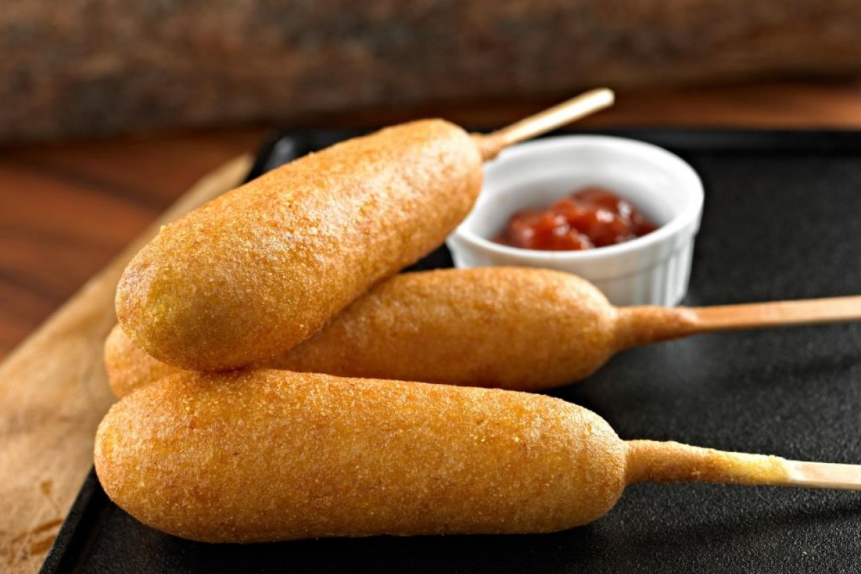 Корн-доги из мини-сосисок в кукурузном кляре