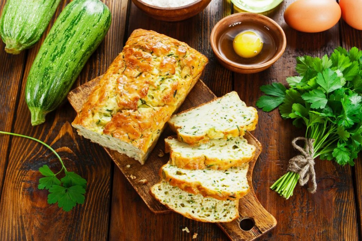Кекс с кабачком, лимонной глазурью и маком
