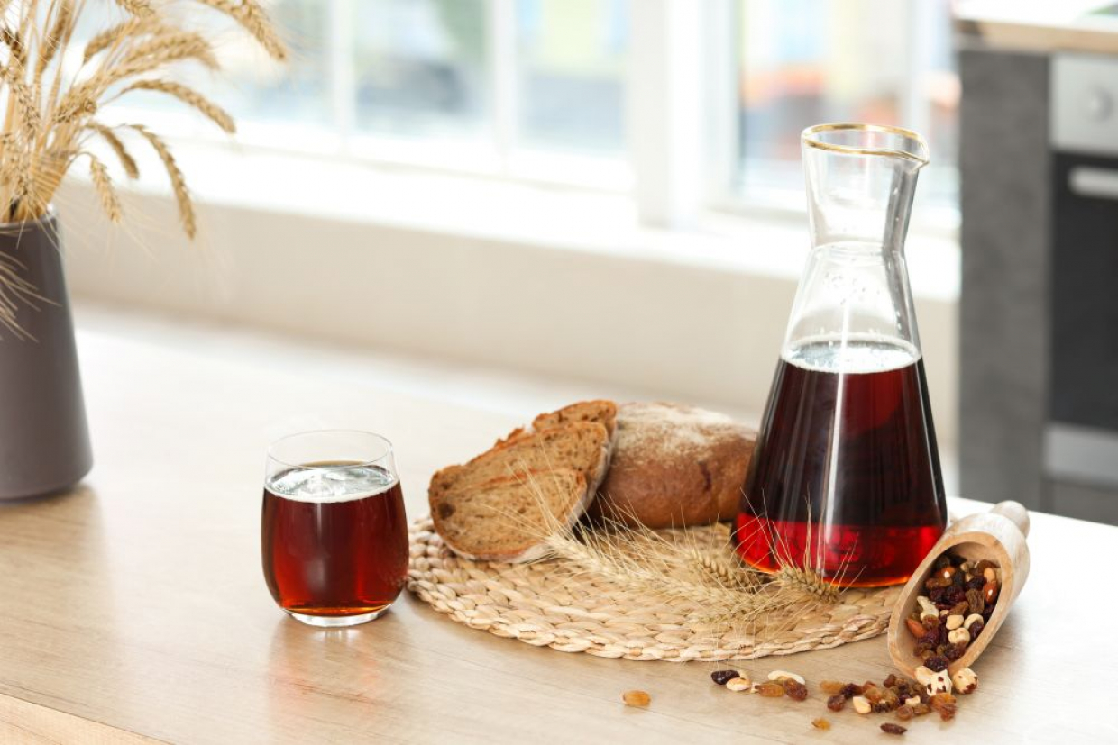 Домашний квас на ржаных сухарях с изюмом и листьями черной смородины