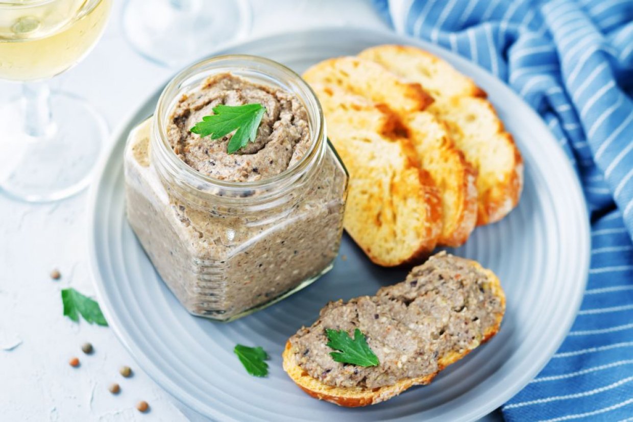 Нежный паштет из лесных грибов с коньяком и сливочным маслом