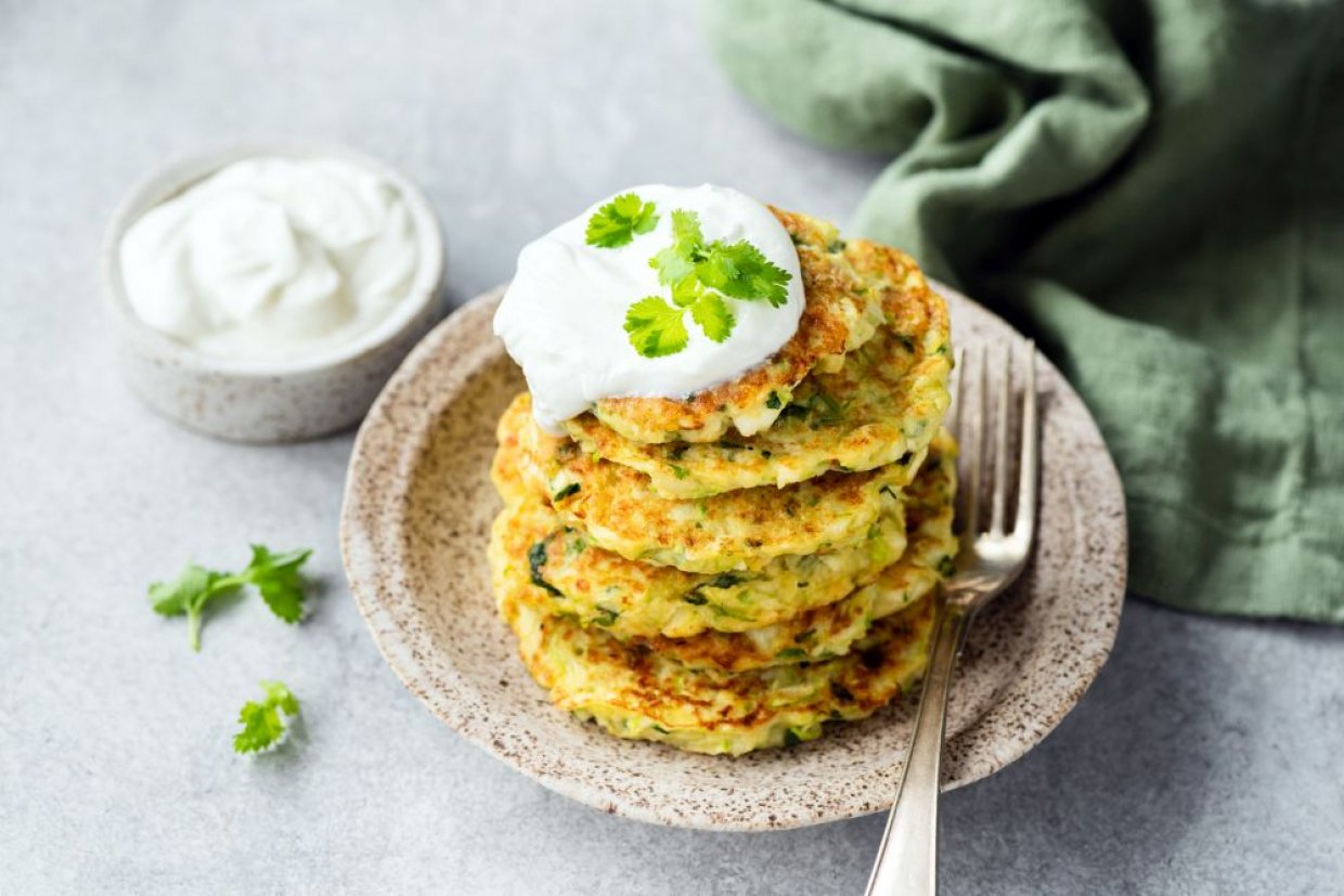 Пышные оладьи из кабачков с кукурузой, кинзой и соусом из натурального йогурта
