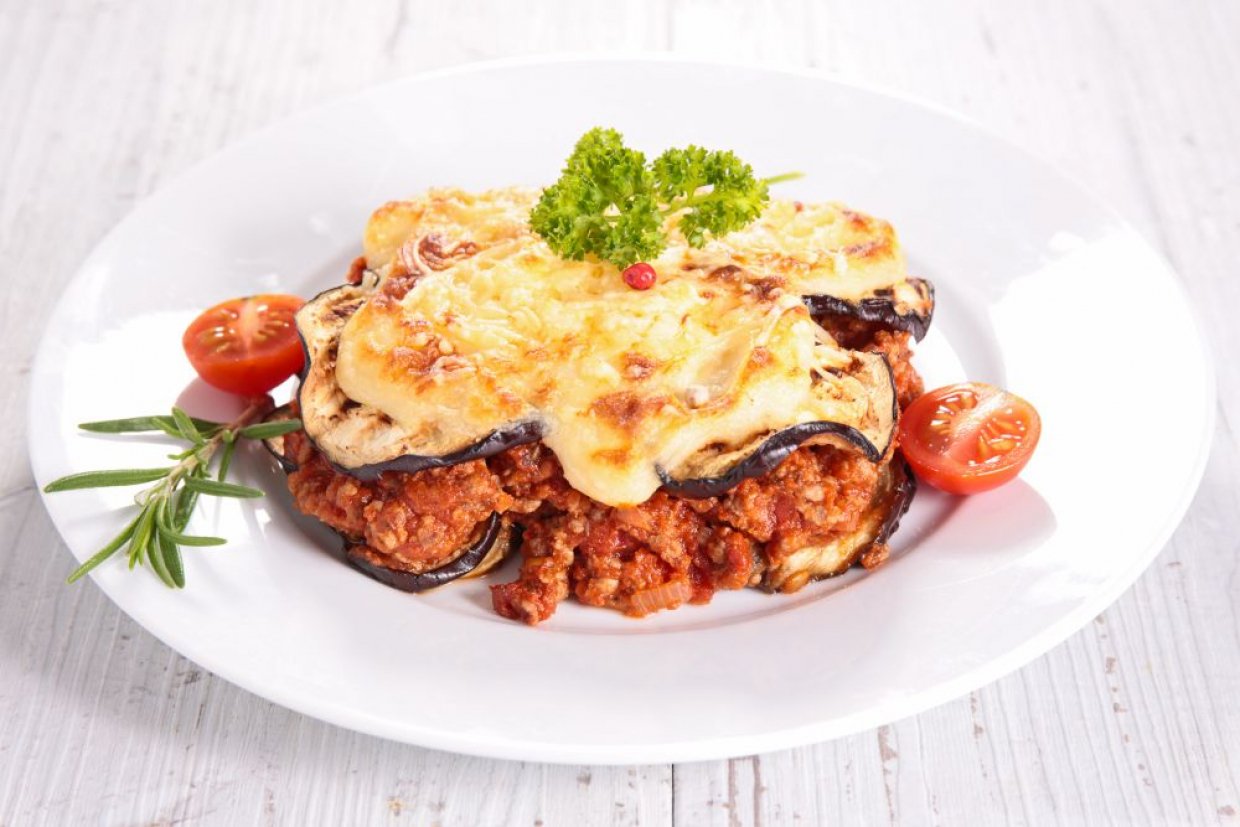Легкая мусака с баклажанами, говядиной и соусом бешамель на кокосовом молоке