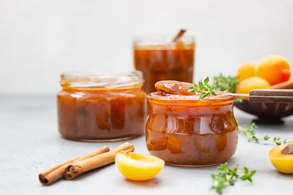 Индийский чатни из абрикосов с красным луком, изюмом и пряными специями