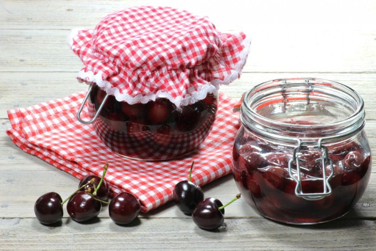 Маринованная черешня с гвоздикой и корицей